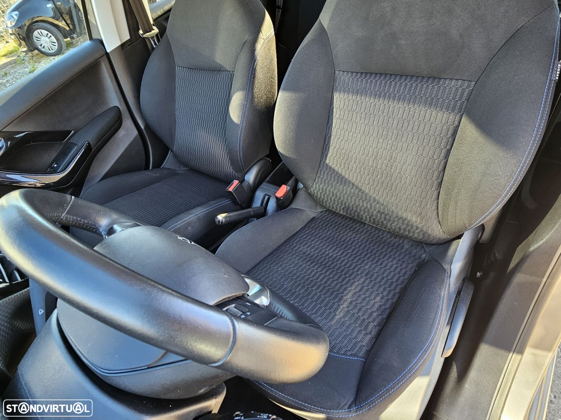Peugeot 208 1.2 PureTech Signature - 19