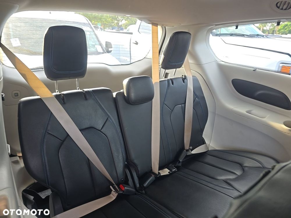 Chrysler Pacifica - 19