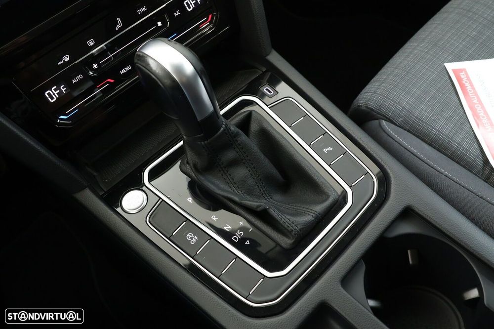 VW Passat Variant 2.0 TDi Business DSG - 23