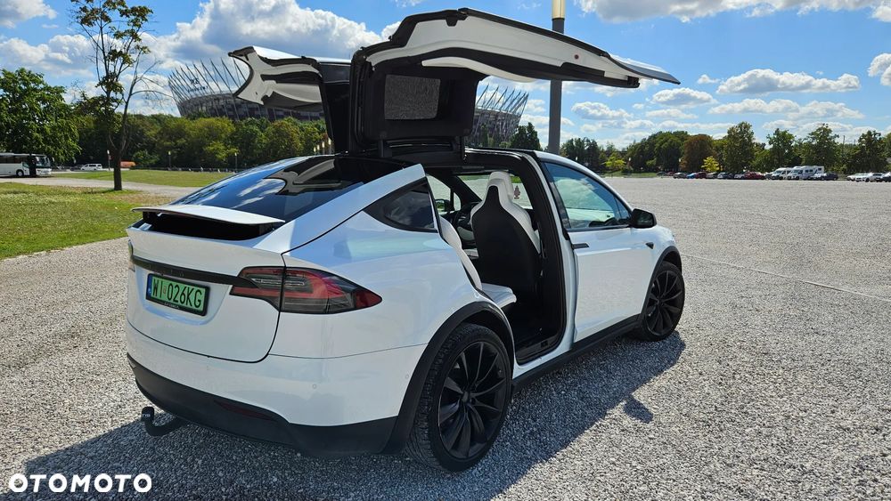 Tesla Model X - 11