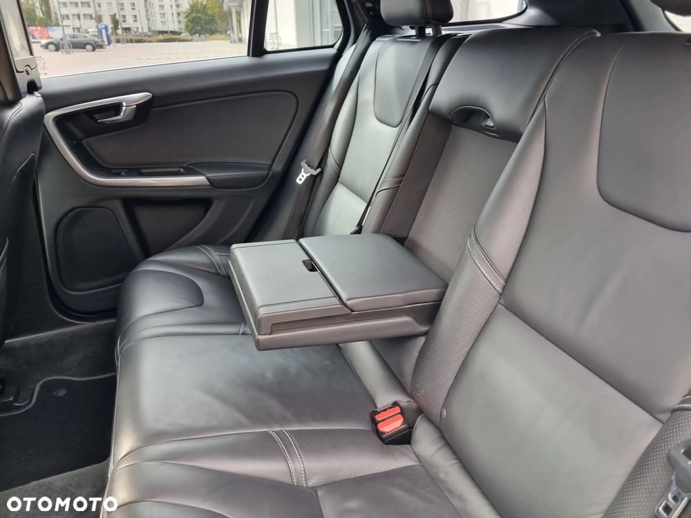 Volvo V60 D6 AWD Plug-in Hybrid R-Design Summum - 33