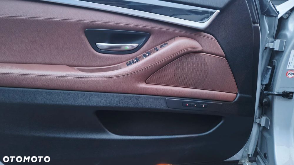 BMW Seria 5 525d xDrive - 11