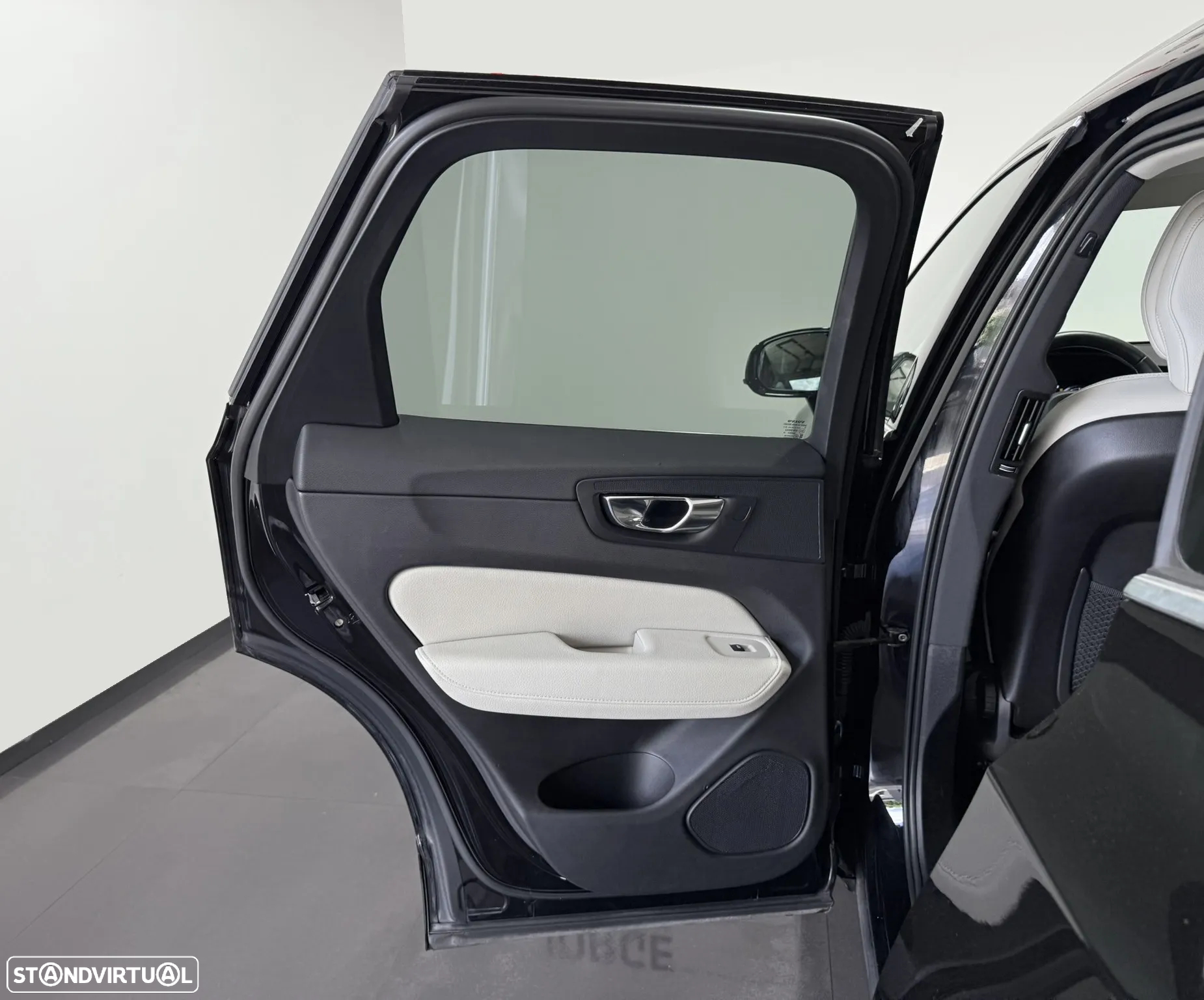 Volvo XC 60 2.0 D4 Momentum Plus - 40