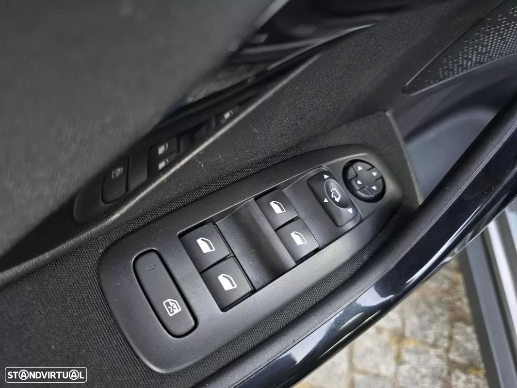 Peugeot 2008 1.2 PureTech Signature - 31