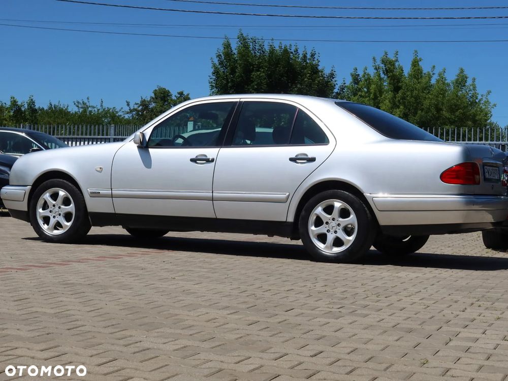 Mercedes-Benz Klasa E 240 Elegance - 33