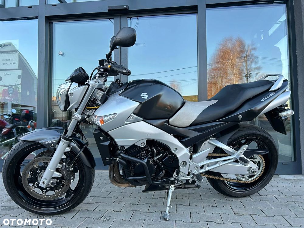 Suzuki GSR - 14