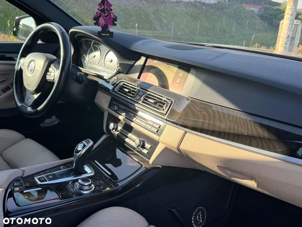 BMW Seria 5 550i xDrive Sport-Aut - 15