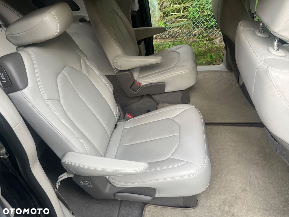 Chrysler Pacifica - 13