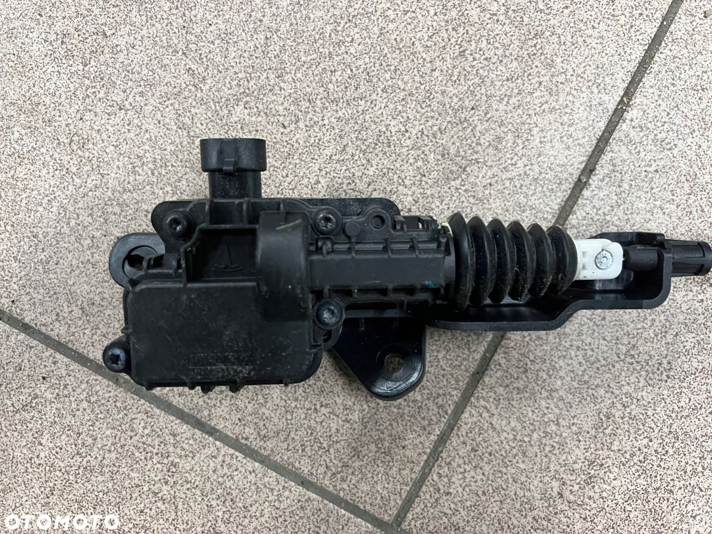 TESLA MODEL Y 3 ZAMEK RYGIEL SIŁOWNIK ZAMKA MASKI PRZÓD 1500397-00-F - 2