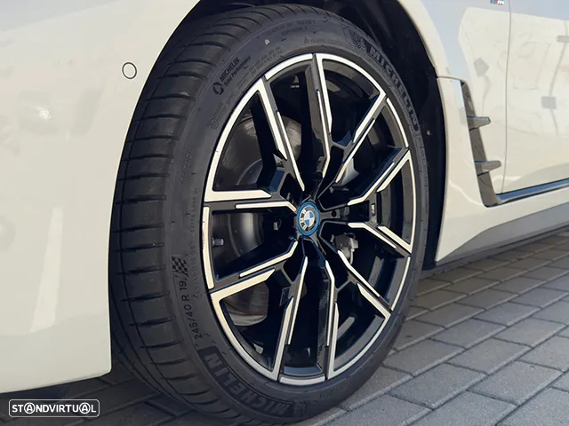 BMW i4 eDrive40 Pack Desportivo M - 17