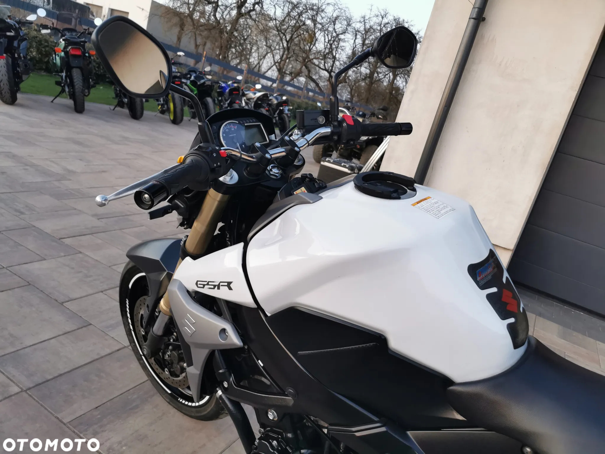 Suzuki GSR - 9