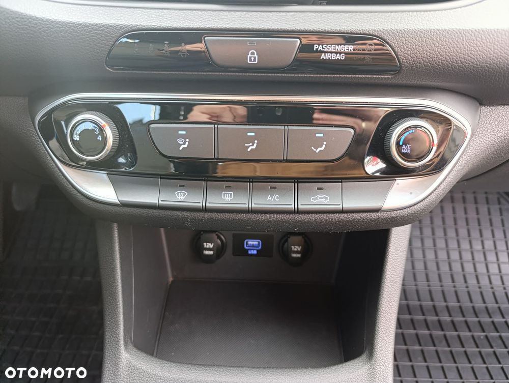 Hyundai i30 1.5 DPI Classic + - 17