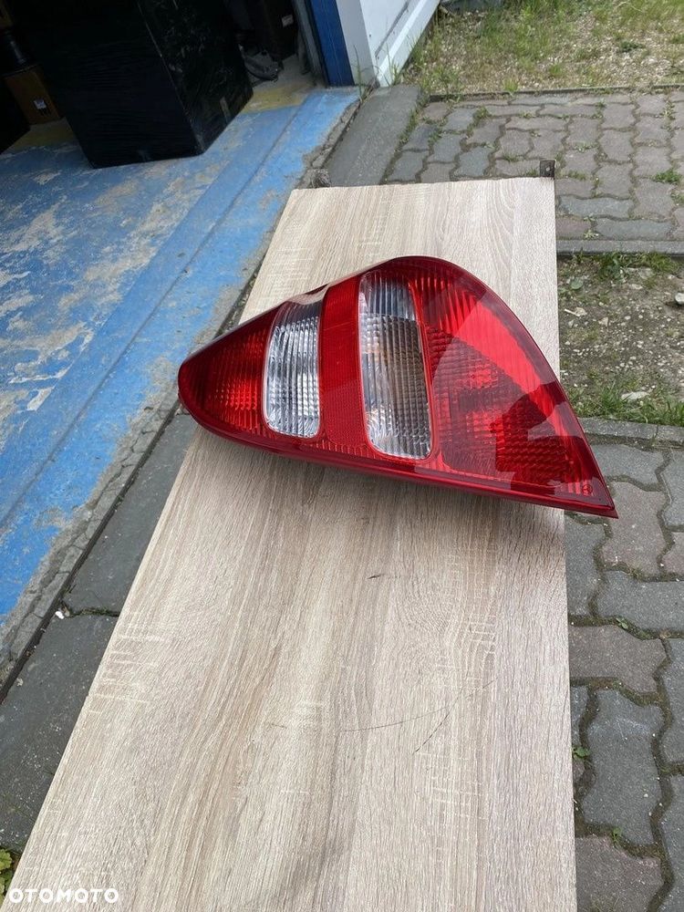LAMPA TYLNA PRAWA MERCEDES A KLASA W169 A1698200464 - 2