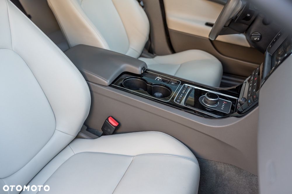 Jaguar XE 2.0 T Prestige - 17