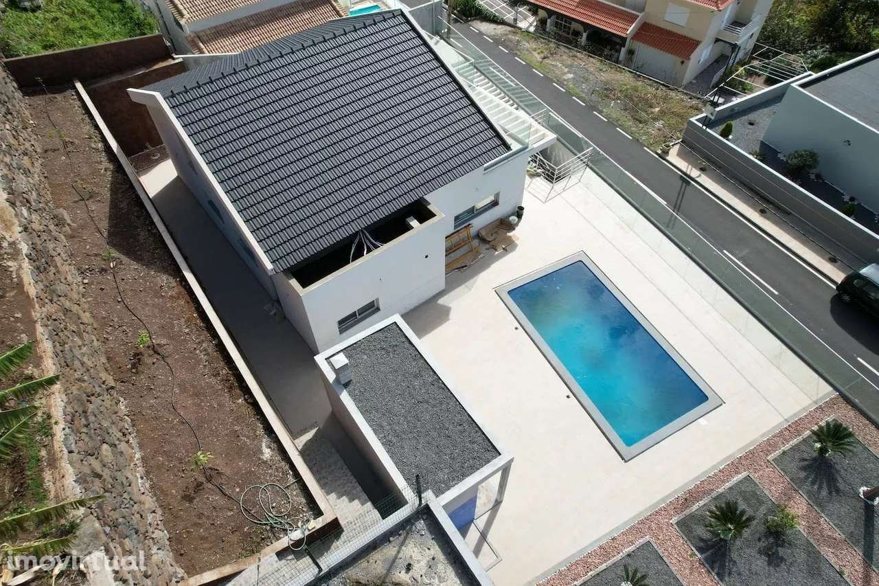 MORADIA MODERNA DE FRENTE PARA O MAR - APENAS A UMA CURTA CAMINHADA DA - Grande imagem: 2/14