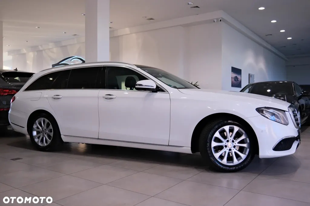 Mercedes-Benz Klasa E 220 d 4Matic T 9G-TRONIC Exclusive - 4