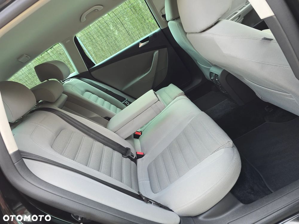 Volkswagen Passat 2.0 TDI DPF BlueMotion Technology Sportline - 23