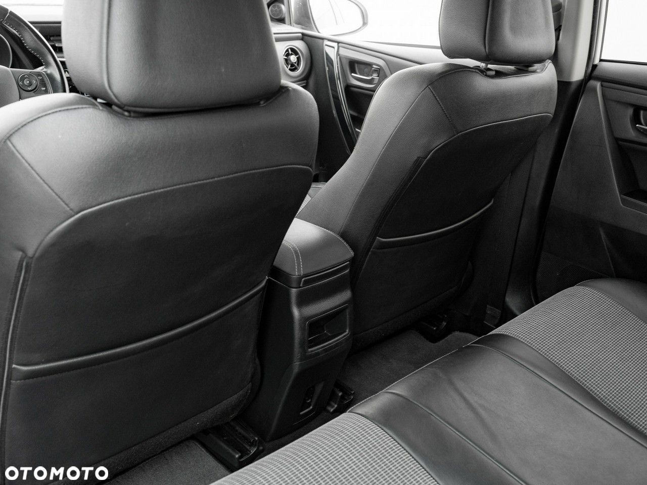Toyota Auris Hybrid 135 Premium - 26