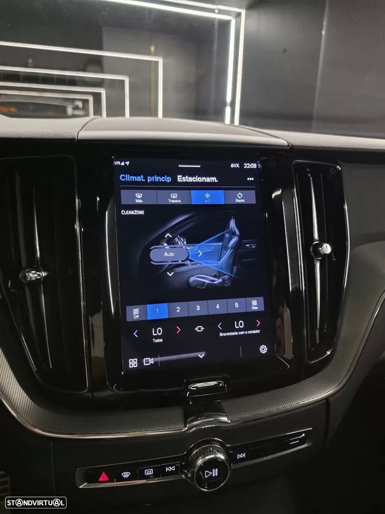 Volvo XC 60 2.0 T6 PHEV R-Design AWD - 29