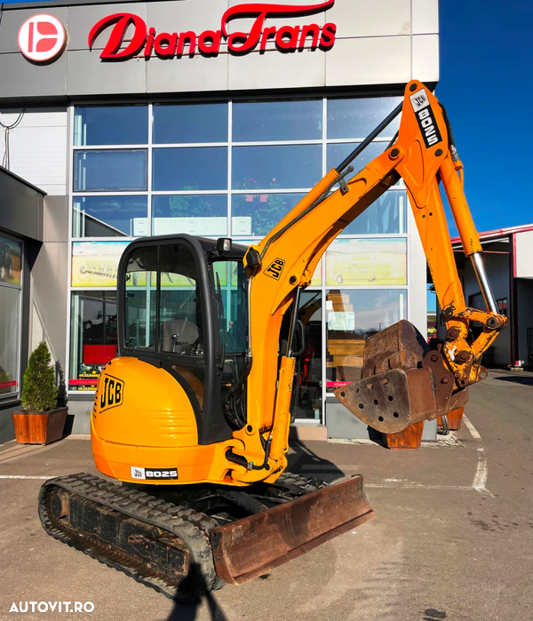 JCB 8025