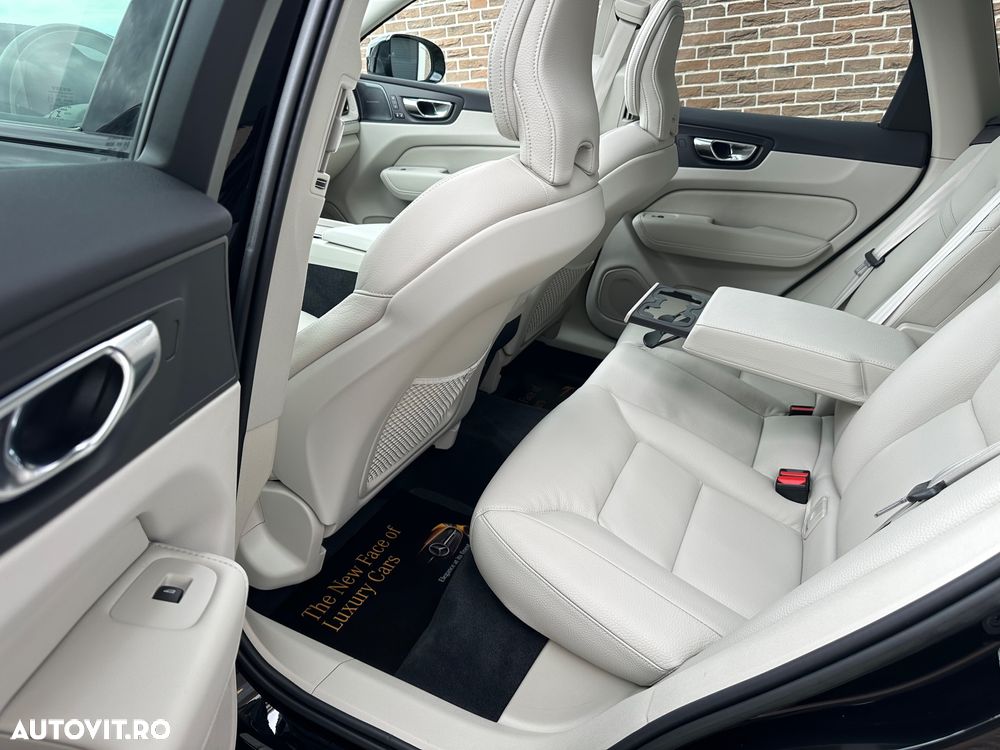 Volvo XC 60 B4 MHEV AT AWD Ultimate Dark - 9
