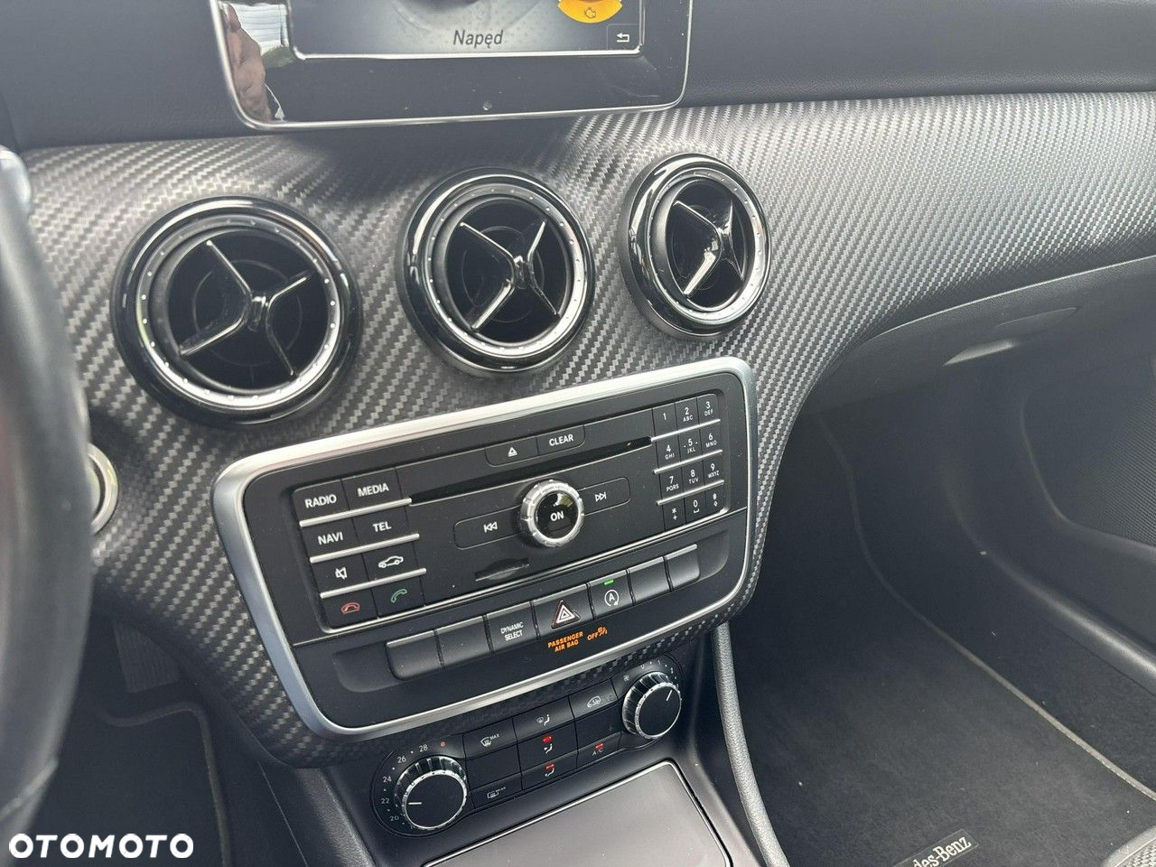 Mercedes-Benz GLA 180 7G-DCT - 20