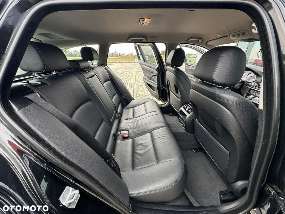 BMW Seria 5 525d xDrive - 14
