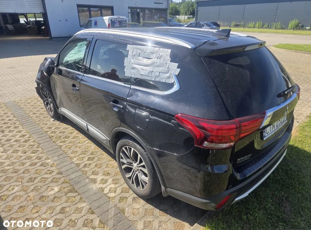 Mitsubishi Outlander 2.0 Instyle Navi 4WD CVT - 2