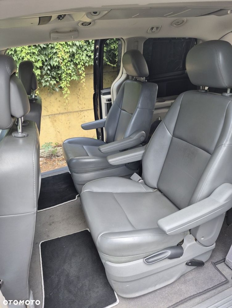 Volkswagen Routan - 7