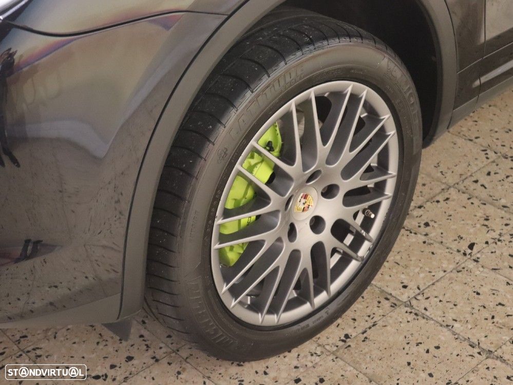 Porsche Cayenne Platinum Edition - 34