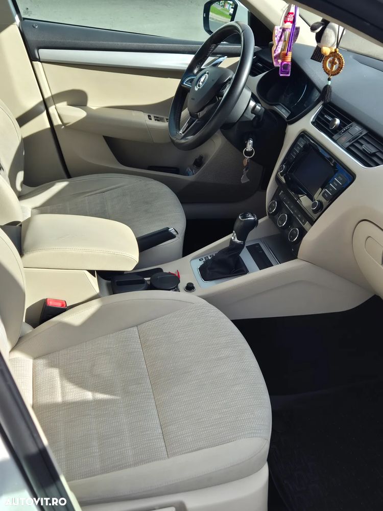 Skoda Octavia 1.6 TDI Ambiente DSG - 5