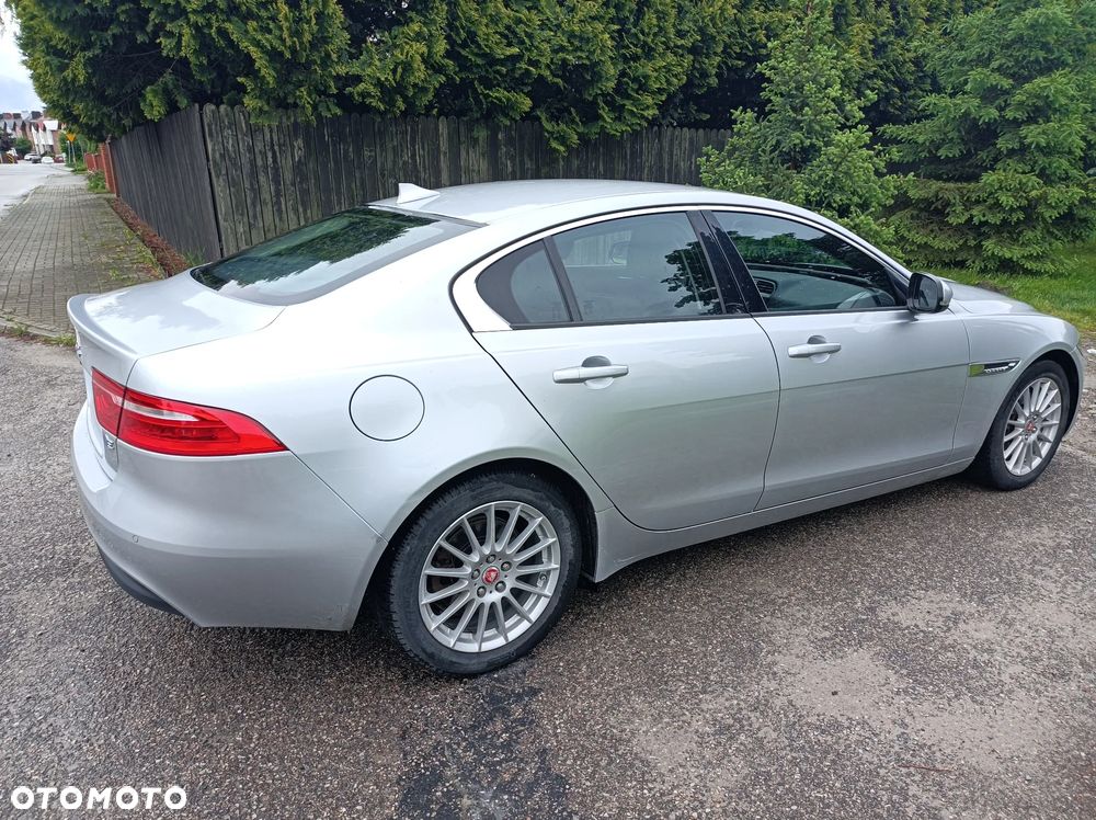 Jaguar XE 2.0 D Prestige - 3