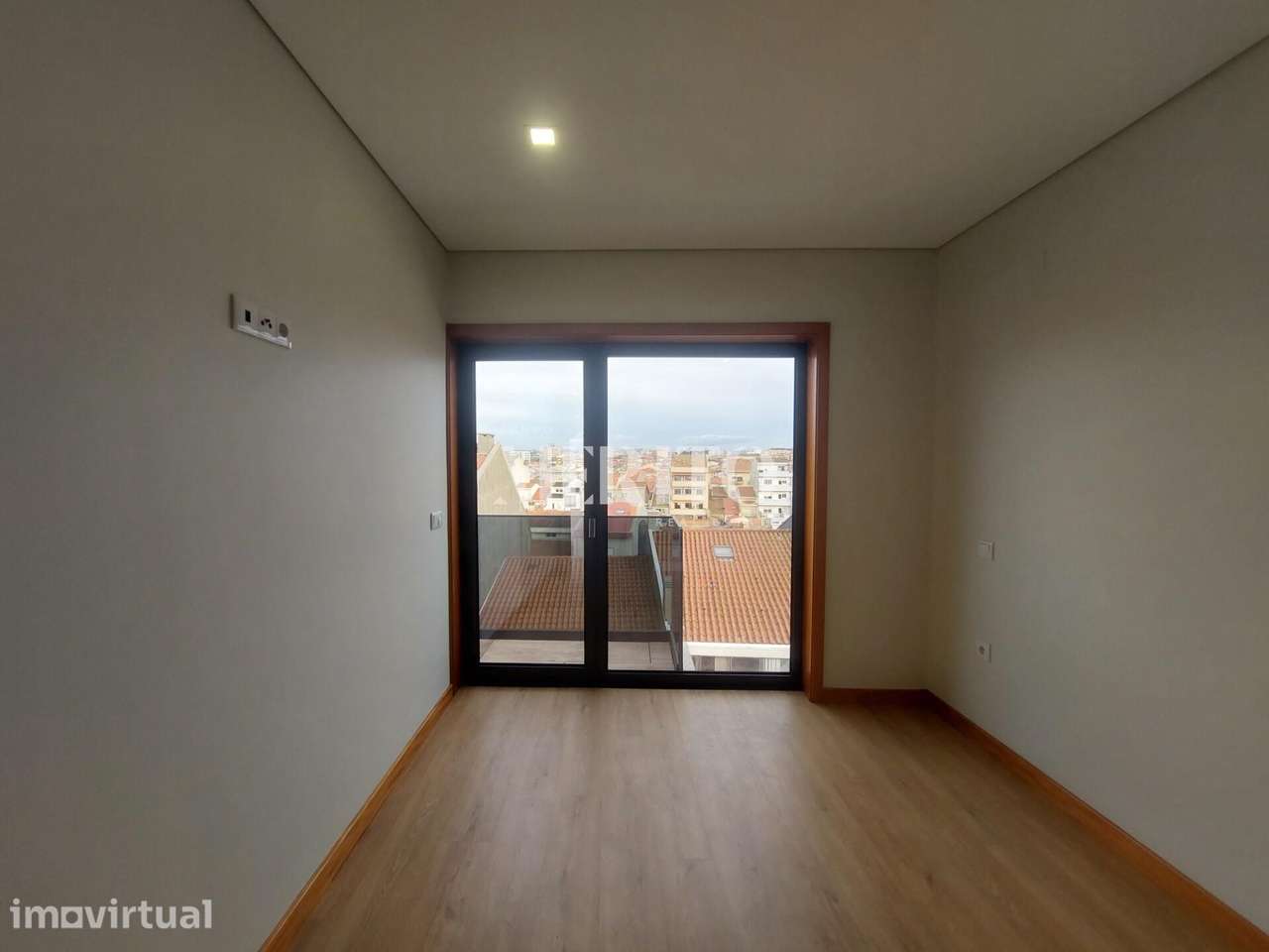 T2 NOVO em primeira linha de Mar com terraço, lugar de garagem e arrum - Grande imagem: 4/9