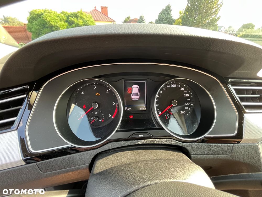 Volkswagen Passat 2.0 TDI SCR Comfortline - 13
