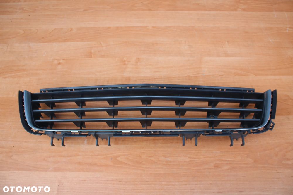 DOLNA KRATKA ŚRODKOWA ZDERZAKA OPEL ASTRA H PO LIFT BARDZO ŁADNA - 1