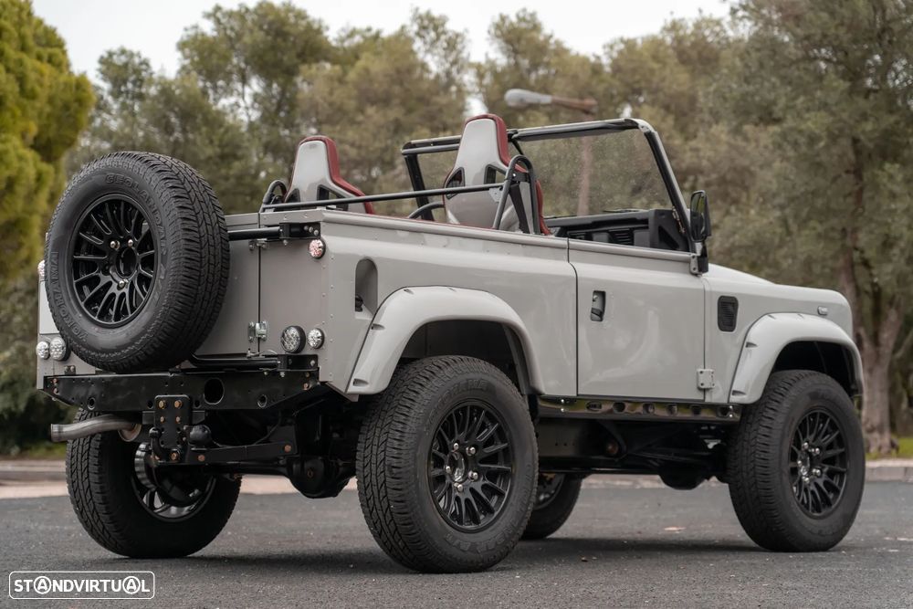 Land Rover Defender - 2