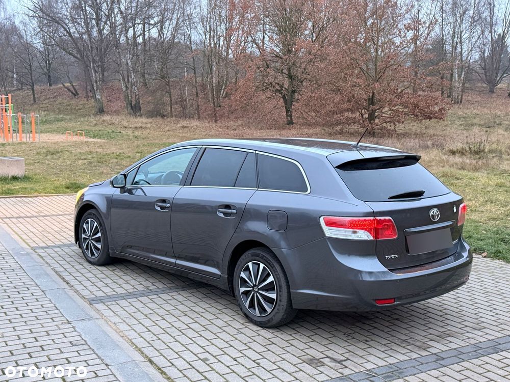 Toyota Avensis 1.6 - 5