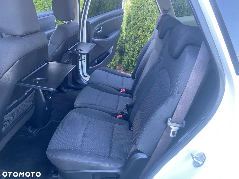 Kia Carens 1.7 CRDi 141 Dream Team Edition - 26