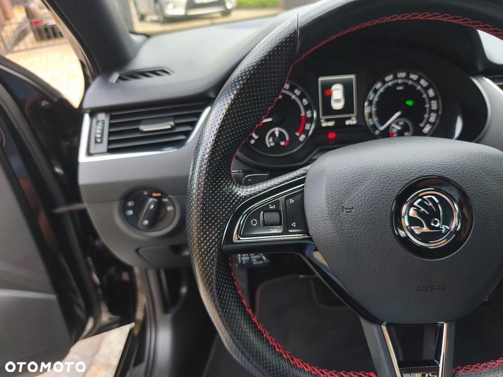 Skoda Octavia 2.0 TDI DSG RS - 25