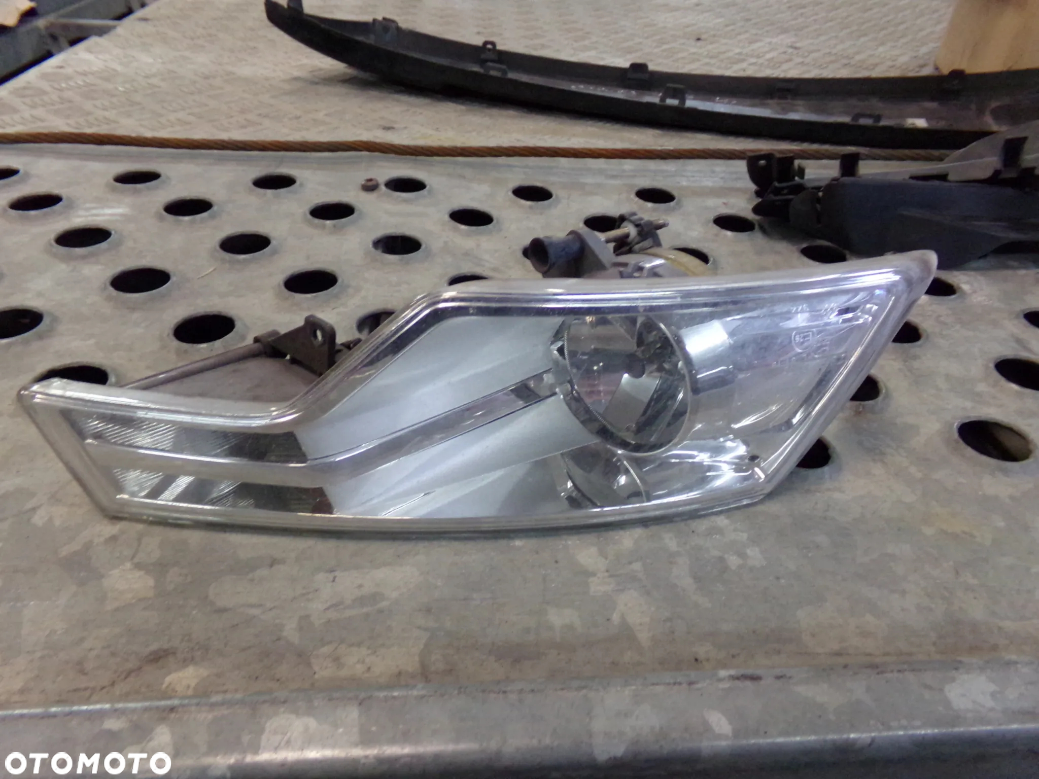 Lampa przeciwmgielna Halogen prawy HELLA 271562 Citroen C5 III - 2