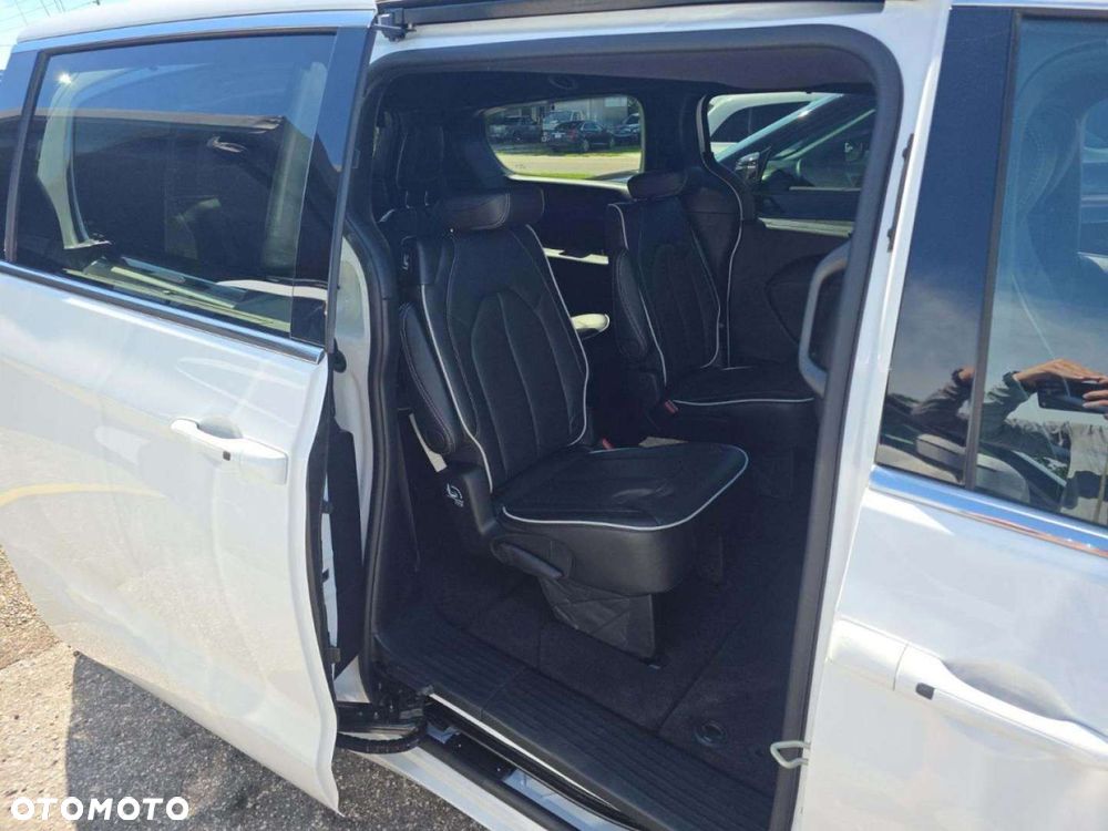 Chrysler Pacifica - 13