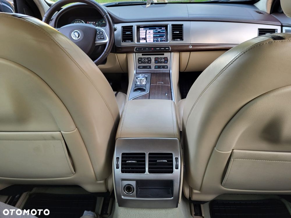 Jaguar XF 2.2 D Premium Luxury - 23