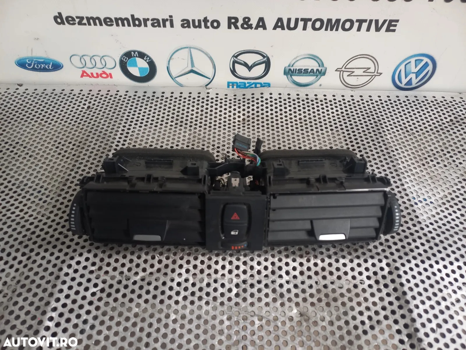 Grile Grila Ventilatie Bord Centrala Bmw F30 F31 320 D Motor N47D20D - Dezmembrari Arad - 2