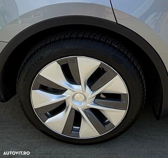 Tesla Model Y Long Range AWD - 11