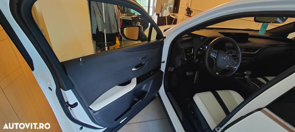 Lexus UX 250h (E-FOUR) F SPORT - 9
