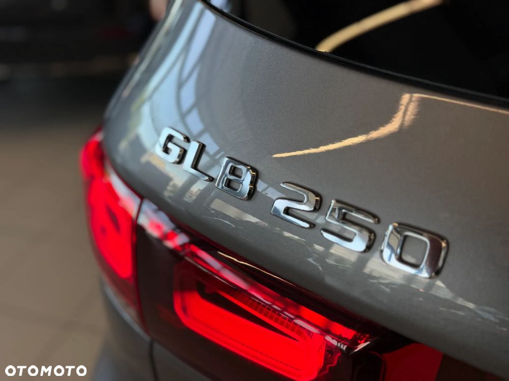 Mercedes-Benz GLB 250 4-Matic AMG Line 8G-DCT - 13