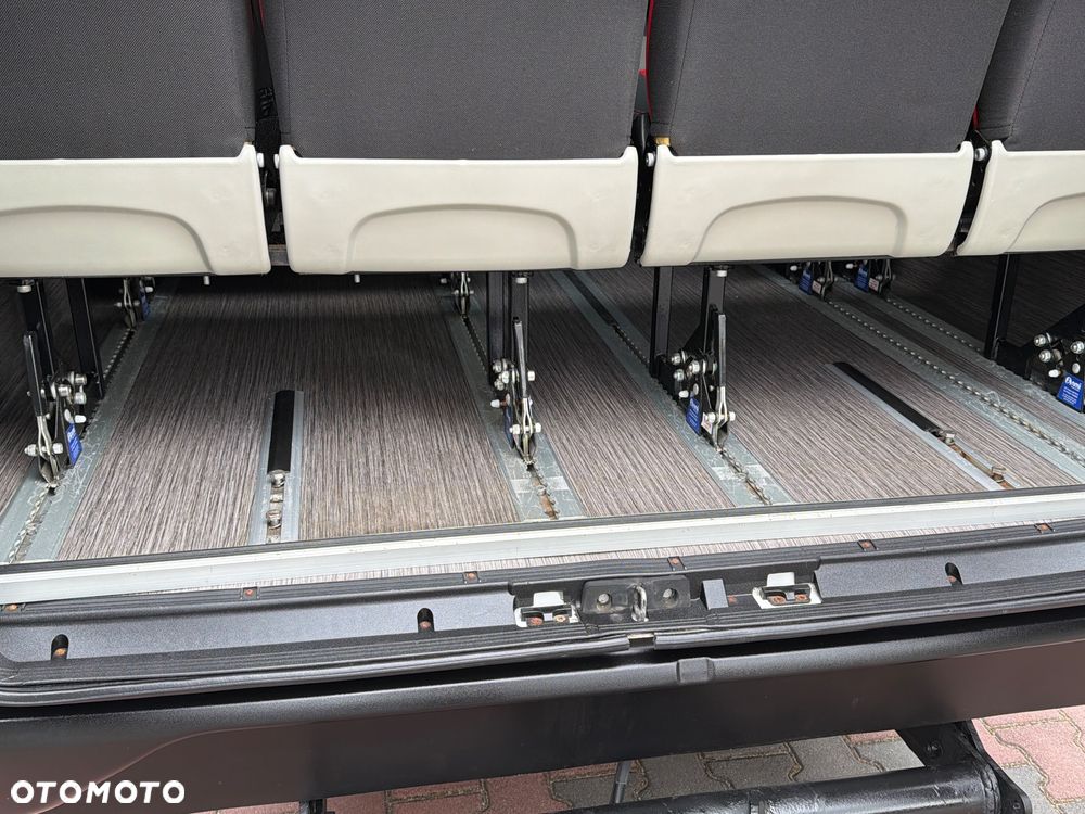 Iveco DAILY AUTOBUS 24 MIEJSCA / PRZEWÓZ OSÓB NIEPEŁNOSPRAWNYCH / KLIMA POSTOJOWA / WEBASTO / TELEWIZOR / LEDY W ŚRODKU KOLOROWE / Salon Polska/ Nowe Opony/Jak Nowe/Mały Przebieg/ - 39