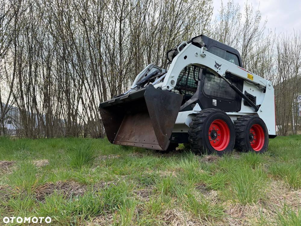 Bobcat S450 ładowarka 4x4 wózek terenowy. Łyżka. Pełne sterowanie z dżojstika jazda i praca. Aktualne serwisy DEKRA 2026r. Dokumentacja Pełna. Silnik Kubota 4cyl 55km. Maszyna Jak Nowa z Salonu! Pochodzi z Norweskiego Gospodarstwa! 2019 rok 1880 mtg! Zero luzów i wycieków. Bardzo mocna i wydajna maszyna o małych gabarytach! Idealna do stajni oraz Budownictwa. OKAZJA TANIO 3 wyjścia Hydrauliczne pod urządzenia!! - 15