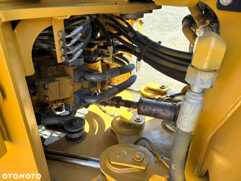 Caterpillar 930M - 16