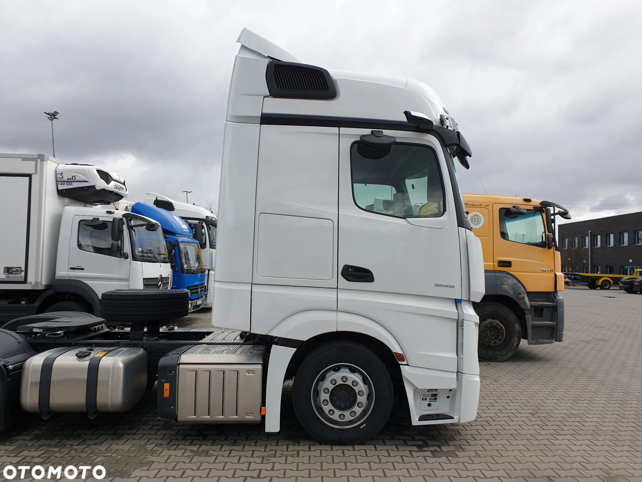 spojler spoiler owiewka zakabinowa praw  Mercedes Actros MP5 - 1